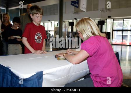 Lucy Hawking, Tochter des Physikers und Astronomen Stephen Hawking, hält am 14. Oktober 2007 im Powerhouse Museum in Sydney, Australien, eine Rede und unterzeichnet ihr neues Buch „George’s Secret Key to the Universe“. Stockfoto