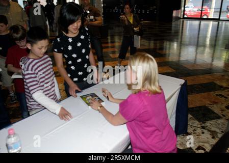 Lucy Hawking, Tochter des Physikers und Astronomen Stephen Hawking, hält am 14. Oktober 2007 im Powerhouse Museum in Sydney, Australien, eine Rede und unterzeichnet ihr neues Buch „George’s Secret Key to the Universe“. Stockfoto