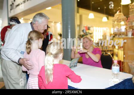 Lucy Hawking, Tochter des Physikers und Astronomen Stephen Hawking, hält am 14. Oktober 2007 im Powerhouse Museum in Sydney, Australien, eine Rede und unterzeichnet ihr neues Buch „George’s Secret Key to the Universe“. Stockfoto