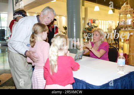 Lucy Hawking, Tochter des Physikers und Astronomen Stephen Hawking, hält am 14. Oktober 2007 im Powerhouse Museum in Sydney, Australien, eine Rede und unterzeichnet ihr neues Buch „George’s Secret Key to the Universe“. Stockfoto