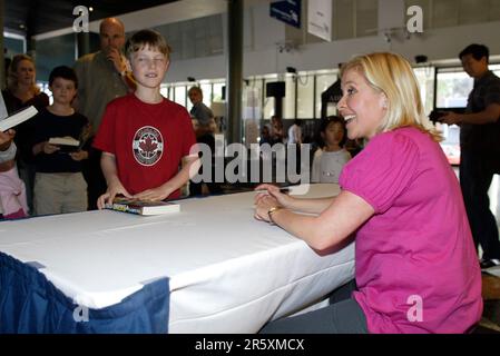 Lucy Hawking, Tochter des Physikers und Astronomen Stephen Hawking, hält am 14. Oktober 2007 im Powerhouse Museum in Sydney, Australien, eine Rede und unterzeichnet ihr neues Buch „George’s Secret Key to the Universe“. Stockfoto
