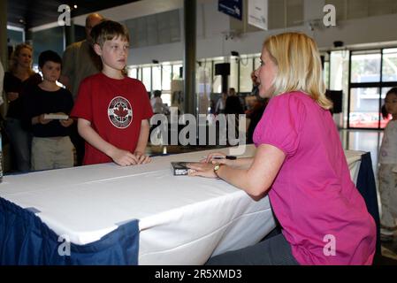 Lucy Hawking, Tochter des Physikers und Astronomen Stephen Hawking, hält am 14. Oktober 2007 im Powerhouse Museum in Sydney, Australien, eine Rede und unterzeichnet ihr neues Buch „George’s Secret Key to the Universe“. Stockfoto