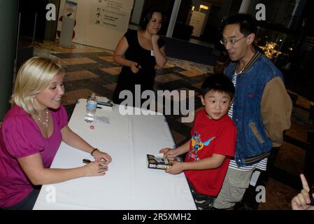 Lucy Hawking, Tochter des Physikers und Astronomen Stephen Hawking, hält am 14. Oktober 2007 im Powerhouse Museum in Sydney, Australien, eine Rede und unterzeichnet ihr neues Buch „George’s Secret Key to the Universe“. Stockfoto