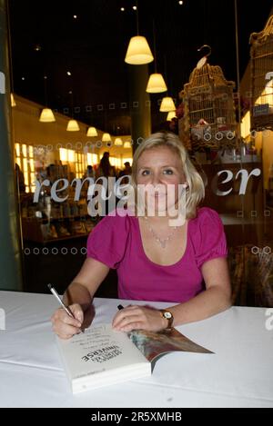 Lucy Hawking, Tochter des Physikers und Astronomen Stephen Hawking, hält am 14. Oktober 2007 im Powerhouse Museum in Sydney, Australien, eine Rede und unterzeichnet ihr neues Buch „George’s Secret Key to the Universe“. Stockfoto