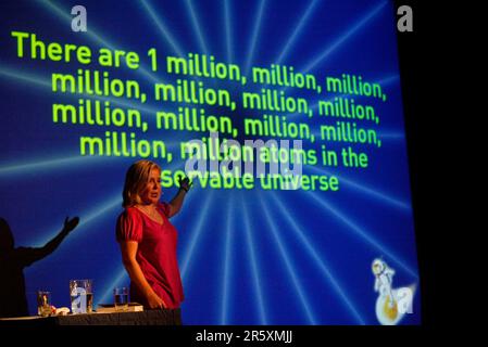 Lucy Hawking, Tochter des Physikers und Astronomen Stephen Hawking, hält am 14. Oktober 2007 im Powerhouse Museum in Sydney, Australien, eine Rede und unterzeichnet ihr neues Buch „George’s Secret Key to the Universe“. Stockfoto