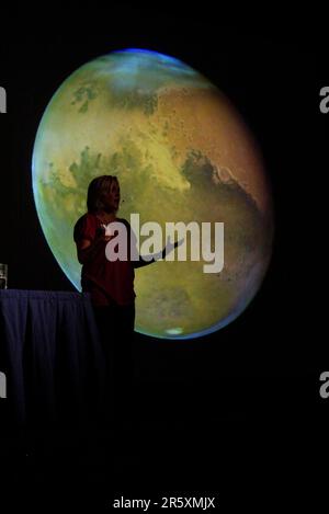 Lucy Hawking, Tochter des Physikers und Astronomen Stephen Hawking, hält am 14. Oktober 2007 im Powerhouse Museum in Sydney, Australien, eine Rede und unterzeichnet ihr neues Buch „George’s Secret Key to the Universe“. Stockfoto