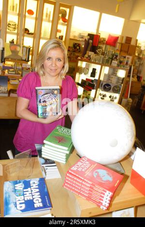 Lucy Hawking, Tochter des Physikers und Astronomen Stephen Hawking, hält am 14. Oktober 2007 im Powerhouse Museum in Sydney, Australien, eine Rede und unterzeichnet ihr neues Buch „George’s Secret Key to the Universe“. Stockfoto