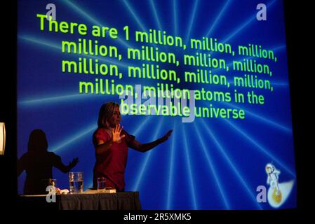 Lucy Hawking, Tochter des Physikers und Astronomen Stephen Hawking, hält am 14. Oktober 2007 im Powerhouse Museum in Sydney, Australien, eine Rede und unterzeichnet ihr neues Buch „George’s Secret Key to the Universe“. Stockfoto