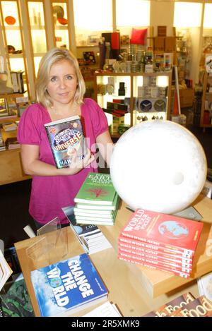 Lucy Hawking, Tochter des Physikers und Astronomen Stephen Hawking, hält am 14. Oktober 2007 im Powerhouse Museum in Sydney, Australien, eine Rede und unterzeichnet ihr neues Buch „George’s Secret Key to the Universe“. Stockfoto