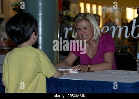 Lucy Hawking, Tochter des Physikers und Astronomen Stephen Hawking, hält am 14. Oktober 2007 im Powerhouse Museum in Sydney, Australien, eine Rede und unterzeichnet ihr neues Buch „George’s Secret Key to the Universe“. Stockfoto