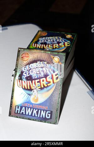 Lucy Hawking, Tochter des Physikers und Astronomen Stephen Hawking, hält am 14. Oktober 2007 im Powerhouse Museum in Sydney, Australien, eine Rede und unterzeichnet ihr neues Buch „George’s Secret Key to the Universe“. Stockfoto