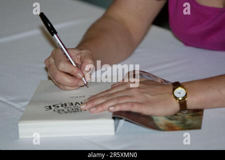 Lucy Hawking, Tochter des Physikers und Astronomen Stephen Hawking, hält am 14. Oktober 2007 im Powerhouse Museum in Sydney, Australien, eine Rede und unterzeichnet ihr neues Buch „George’s Secret Key to the Universe“. Stockfoto