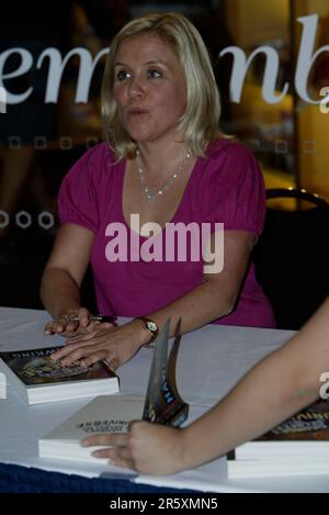 Lucy Hawking, Tochter des Physikers und Astronomen Stephen Hawking, hält am 14. Oktober 2007 im Powerhouse Museum in Sydney, Australien, eine Rede und unterzeichnet ihr neues Buch „George’s Secret Key to the Universe“. Stockfoto
