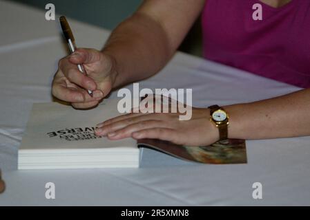 Lucy Hawking, Tochter des Physikers und Astronomen Stephen Hawking, hält am 14. Oktober 2007 im Powerhouse Museum in Sydney, Australien, eine Rede und unterzeichnet ihr neues Buch „George’s Secret Key to the Universe“. Stockfoto