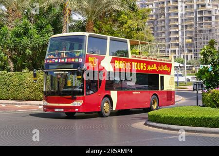 Stadtrundfahrt durch Dubai im weltweiten roten Doppeldecker-Hop-on-Hop-off-Bus. Halten Sie in der Nähe von Madinat Jumeirah. Dubai, VAE Stockfoto