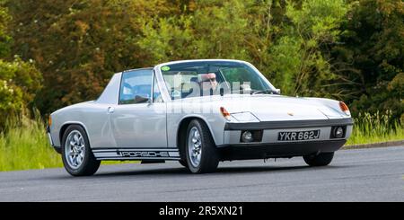 Stony Stratford, Großbritannien - Juni 4. 2023: 1970 PORSCHE 914 Oldtimer, der auf einer englischen Landstraße fährt. Stockfoto