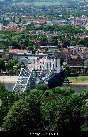 Blick vom Stadtteil Weisser Deer über Dresden, Blaue Wunder-Brücke, Sachsen, Deutschland Stockfoto