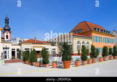 Schwetzingen im Frühling am Palastplatz, Marktplatz und St. Die Pancratius-Kirche Stockfoto