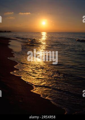 Sonnenuntergang am Strand von Rethimnon Kreta Griechenland Stockfoto