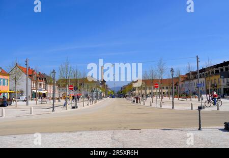 Schwetzingen im Frühling am Palastplatz, Marktplatz und St. Die Pancratius-Kirche Stockfoto
