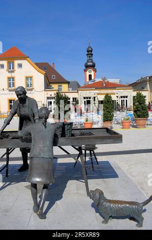 Schwetzingen im Frühling am Palastplatz, Marktplatz und St. Die Pancratius-Kirche Stockfoto