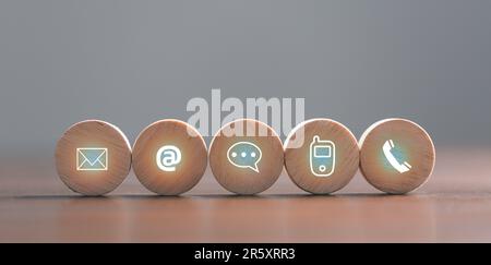 Website-Seite Kontakt zu uns oder E-Mail-Marketingkonzept, Kundensupport Hotline Kontakt Kontakt Kontakt Personen Verbindung. würfelholz mit E-Mail, Telefon, Adresse, Stockfoto
