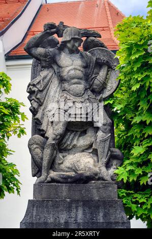 Kampfstern-Figur mit Helm, brennendem Schwert, Schild und Flügeln, Kriegsdenkmal in der Nähe von St. Michael, eine der ältesten Kirchen im Allgaeu, gelistet Stockfoto