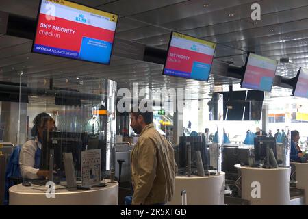 Ein Passagier am Sky Priority Check-in-Schalter der Fluggesellschaften KLM und Air France in der KLM Crown Business Lounge am Flughafen Schiphol in Amsterdam Niederlande Stockfoto