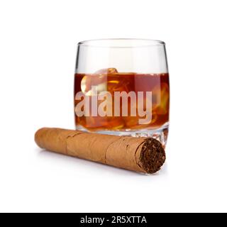 Glas Whiskey mit Eiswürfeln und Havanna-Zigarre, die isoliert auf weißem Hintergrund Stockfoto