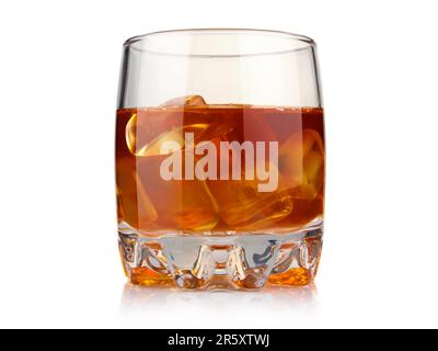 Ein Glas Whiskey mit Eiswürfelisolierung auf weißem Hintergrund Stockfoto