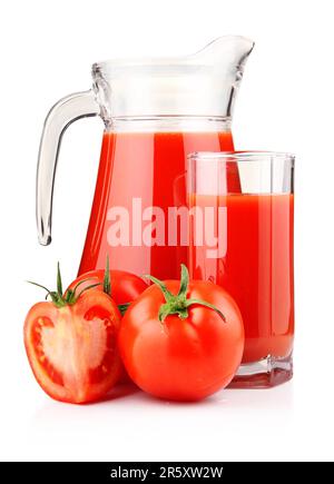 Kanne und Glas Tomatensaft mit Früchten auf weiß isoliert Stockfoto