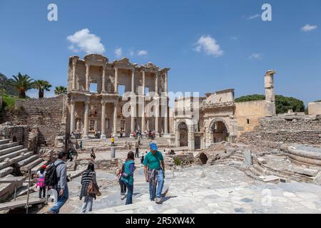 Celsus-Bibliothek, direkt am Südtor der Agora, alte Stadt Ephesus, Efes, Provinz Izmir, Türkei Stockfoto