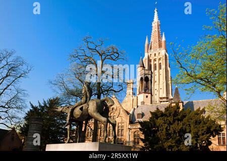 Kirche unserer Lieben Frau, Onze-Lieve-Vrouwekerk, einer der vier Reiter der Apokalypse, Bronzeskulptur von Rik Poot, Altstadt von Brügge, Brügge Stockfoto