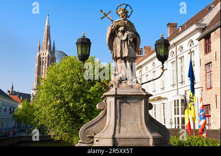 Statue von St. John Nepomuk, Altstadt von Brügge, Brügge, Flandern, Belgien Stockfoto