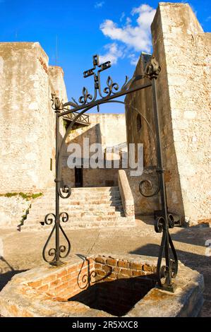 Terrasse und Brunnen, Festung, San Pedro de la Roca, Castillo del Morro, Santiago de Cuba, Kuba Stockfoto