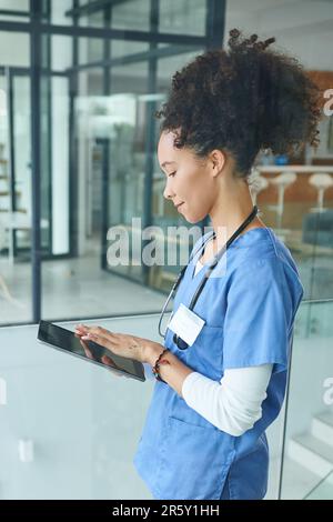 Aktualisierung einer Patientenakte nach meiner Runde. Eine attraktive junge Krankenschwester im Stehen und mit einem digitalen Tablet in der Klinik. Stockfoto