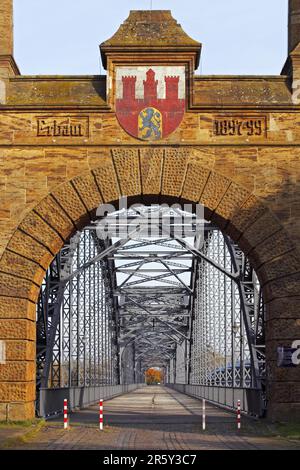 Alte Harburger Elbbbrücke, Elbe, Südportal mit Harburger Wappen, Hamburg-Harburg, Hamburg, Deutschland Stockfoto