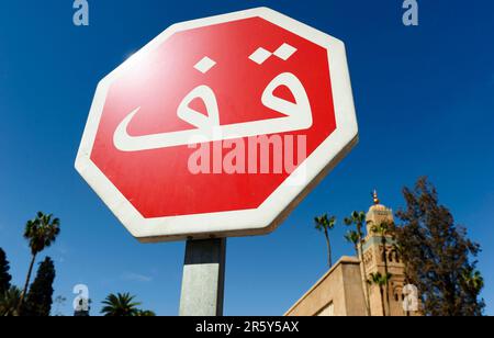 Marokko, Place Djemaa El Fna, Marrakesch, Stoppschild Stockfoto