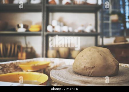 Auf die Plätze, fertig, kreativ. Ein Klumpen Lehm auf einem Töpferrad in einem Keramikstudio. Stockfoto