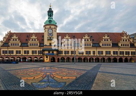 Leipziger Markt mit Wappen der Stadt auf dem Bürgersteig vor dem Alten Rathaus, heute Leipziger Museum für Stadtgeschichte, Sachsen, Deutschland Stockfoto