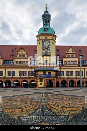 Leipziger Markt mit Wappen der Stadt auf dem Bürgersteig vor dem Alten Rathaus, heute Leipziger Museum für Stadtgeschichte, Sachsen, Deutschland Stockfoto