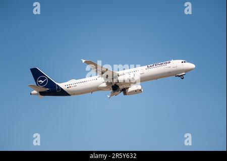 04.06.2023, Berlin, Deutschland, Europa - Ein Passagierflugzeug der Lufthansa Airbus A321-100 startet vom Flughafen Berlin Brandenburg BER. Stockfoto