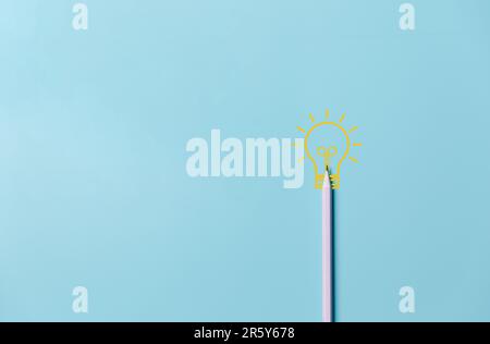 Bleistift mit Glühbirne und Wort Idea auf blauem Hintergrund. Konzept für kreative Ideen. Bild des Bildungskonzepts. Kreative Idee und Innovation. Stockfoto