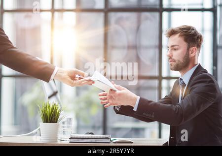Nahaufnahme Eines Geschäftsmannes, Der Ordner Aus Der Hand Nimmt Stockfoto