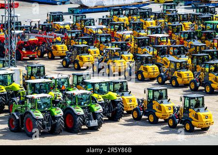 Bremerhaven, Deutschland. 26. April 2023. Traktoren und Baumaschinen des Herstellers John Deere befinden sich auf dem Gelände von BLG Autoterminal Bremerhaven. Kredit: Sina Schuldt/dpa/Alamy Live News Stockfoto