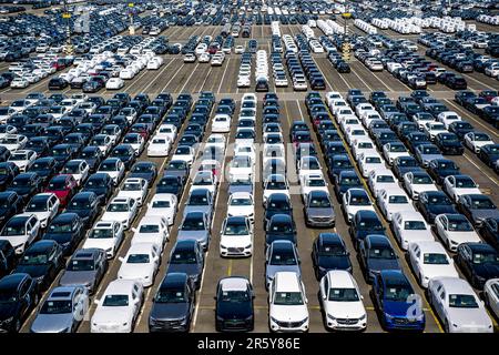 Bremerhaven, Deutschland. 26. April 2023. Parkplätze befinden sich auf dem Gelände des BLG Autoterminal Bremerhaven. Kredit: Sina Schuldt/dpa/Alamy Live News Stockfoto