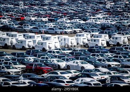 Bremerhaven, Deutschland. 26. April 2023. Parkplätze befinden sich auf dem Gelände des BLG Autoterminal Bremerhaven. Kredit: Sina Schuldt/dpa/Alamy Live News Stockfoto