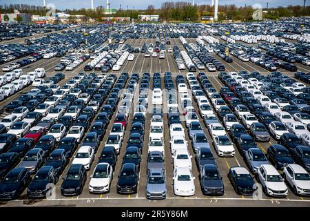 Bremerhaven, Deutschland. 26. April 2023. Parkplätze befinden sich auf dem Gelände des BLG Autoterminal Bremerhaven. Kredit: Sina Schuldt/dpa/Alamy Live News Stockfoto