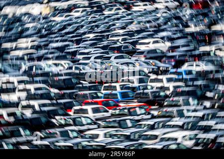 Bremerhaven, Deutschland. 26. April 2023. Parkplätze befinden sich auf dem Gelände des BLG Autoterminal Bremerhaven. Kredit: Sina Schuldt/dpa/Alamy Live News Stockfoto