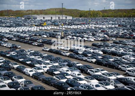 Bremerhaven, Deutschland. 26. April 2023. Parkplätze befinden sich auf dem Gelände des BLG Autoterminal Bremerhaven. Kredit: Sina Schuldt/dpa/Alamy Live News Stockfoto